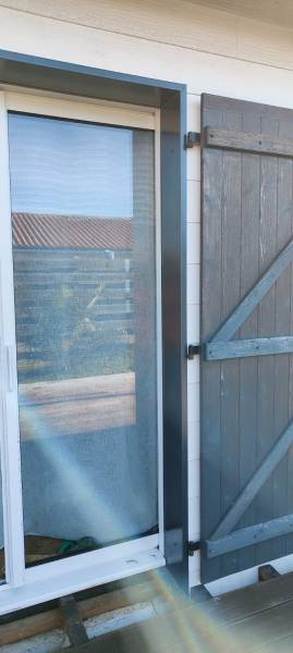 Faire le choix d'un habillage de fenêtre et des gouttières N325 bleu ardoise avec descentes 60x80 à Saint-Pierre-du-Mont