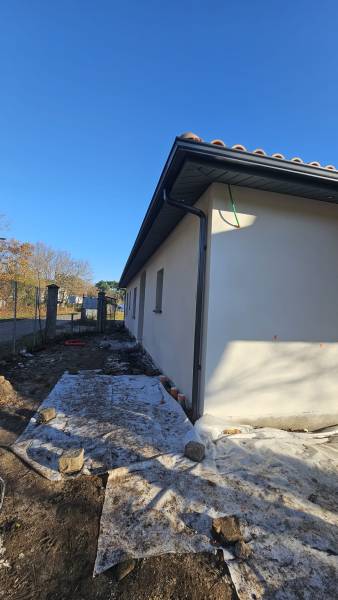 Sous-face en aluminium gris antique et des gouttières bleu ardoise  pas chers au Teich