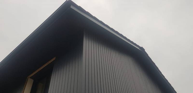 Habillage bandeaux bleu ardoise et gouttières Niagara, descentes 70/110 avec naissance universelle. Chantier à  Biscarosse par Alu Gouttières Bisca