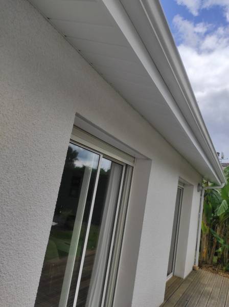 Lambris en aluminium et un habillage en bandeaux blancs pour une façade élégante et une apparence moderne au Barp en Gironde et au Nord des Landes