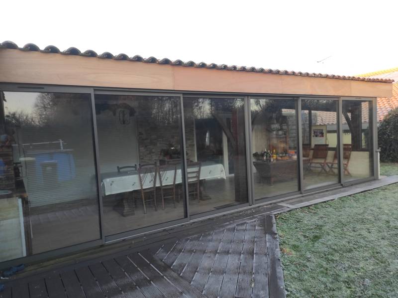 Comment sublimer votre maison à Cestas en Gironde avec des bandeaux bois chêne doré et des gouttières Niagara de couleur cuivre