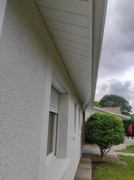 Lambris en aluminium et un habillage en bandeaux blancs de qualité pour une façade élégante et une apparence moderne sur mesure au Barp en Gironde et dans les Landes