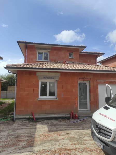 Gouttières Niagara en bleu ardoise avec descentes 60x80 par des spécialistes à Canéjan