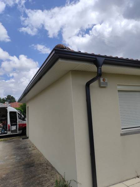 Choisir une Alu Gouttières Bisca pour installer des gouttières Niagara de couleur bleu ardoise aux alentours de Saint-Pierre-du-Mont