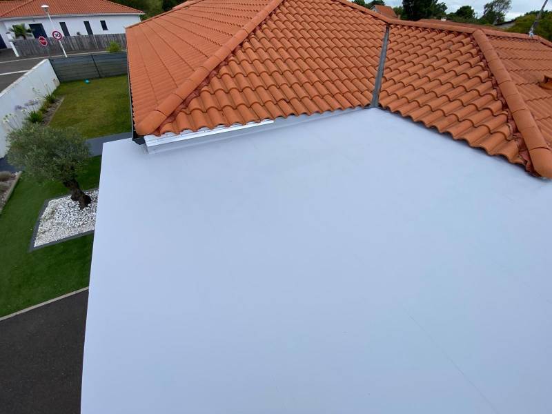 Étanchéité durable et sur-mesure sur toile de verre en membrane PVC pour un toit terrasse esthétique et moderne à Biscarrosse