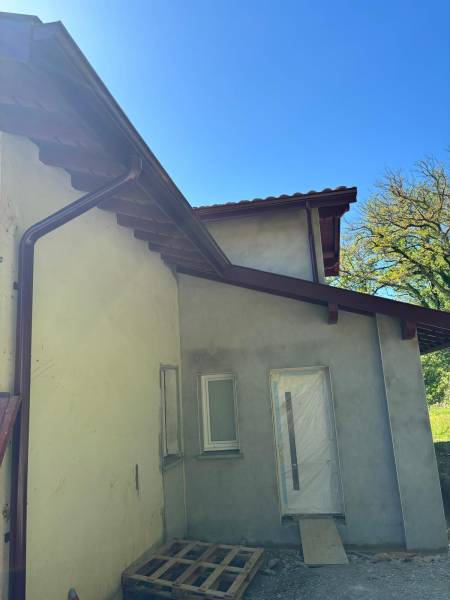 Choisir des bandeaux aluminium, une gouttière Niagara et une main courante alu rouge bordeaux de qualité à Souraïde