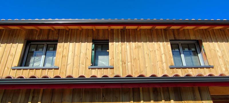 Gouttières Niagara N325, de descentes 60x80 et d’un appui de fenêtre bleu ardoise très esthétiques à Cazaux