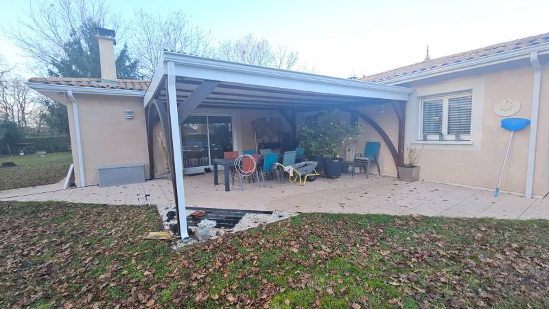 Optez pour des bandeaux en aluminium blanc avec parefeuilles au Barp pour vos extérieurs