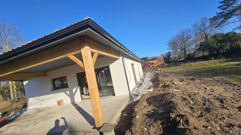 Sous-face en aluminium gris antique et des gouttières bleu ardoise au Teich