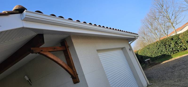 Comment installer des gouttières G300 en blanc pour votre maison à Biscarrosse
