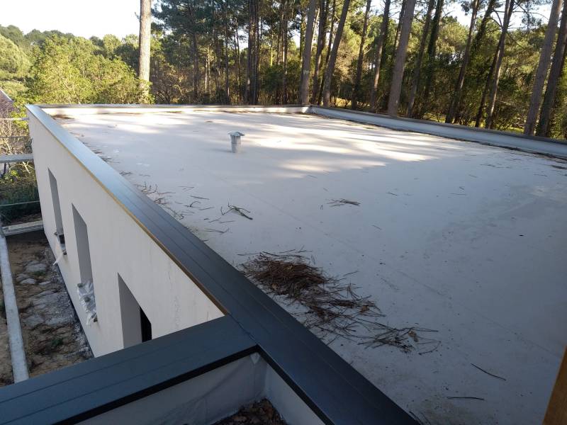 Faire poser une couvertine en continu de couleur noir graphite