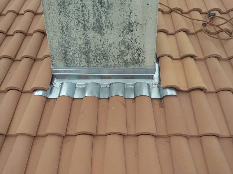 Entourage de cheminée en zinc à Biscarrosse dans les Landes par Alu Gouttières Bisca