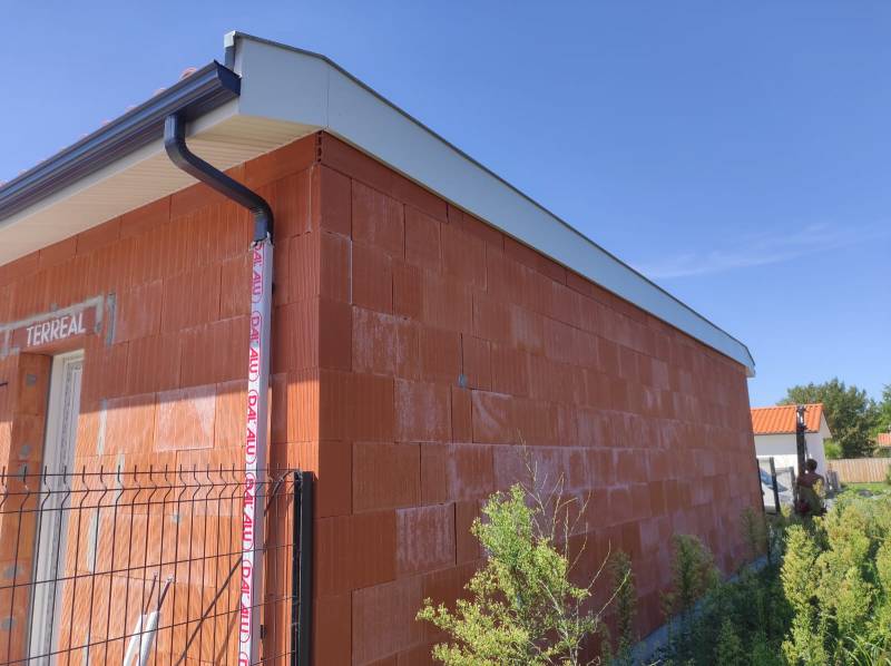 Habillage de bandeaux en aluminium et gouttières G300 sur ma maison près d’Orx