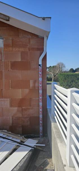 Un expert pour la pose de gouttières G300 et de descentes 60x80 blanches à Biscarrosse