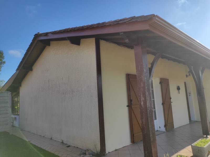 Sublimer votre maison à Cestas en Gironde avec des bandeaux bois chêne doré et des gouttières Niagara de couleur cuivre