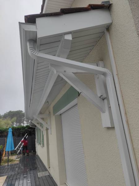 Lambris en aluminium d‘un habillage de bandeaux et des gouttières Niagara à Saint-Pierre-du-Mont