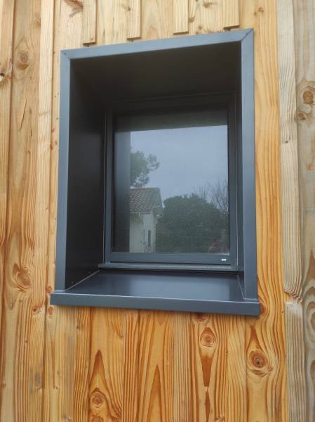 Pourquoi choisir des appuis de fenêtre et habillages bleu ardoise pour sublimer votre maison à Mimizan dans les Landes