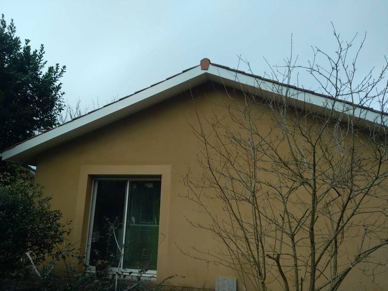 Pourquoi choisir une sous-face PVC blanc de qualité, des bandeaux en aluminium blanc, et des gouttières noires N325 à Bias dans les Landes