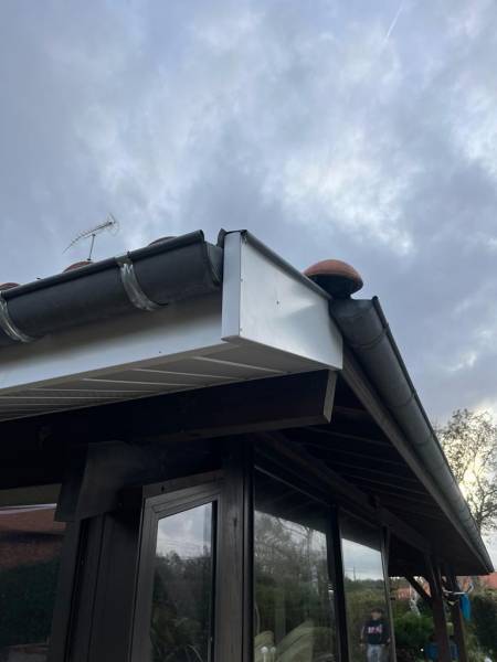 Lambris et bandeaux en aluminium d’un bâtiment située près d’Orx