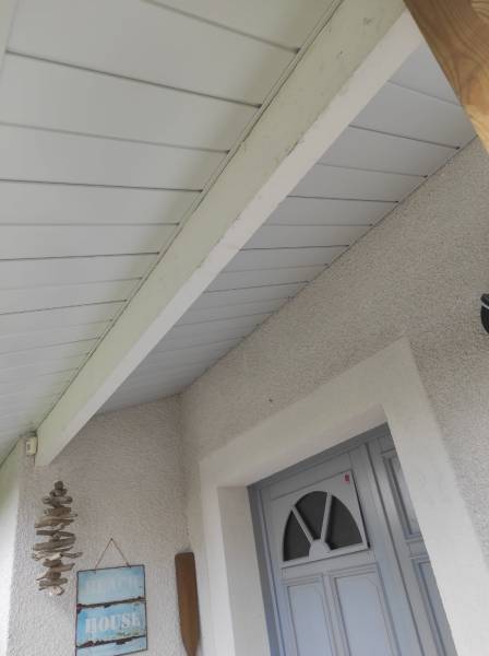 Lambris en aluminium et un habillage en bandeaux blancs pour une façade élégante et une apparence moderne au Barp en Gironde