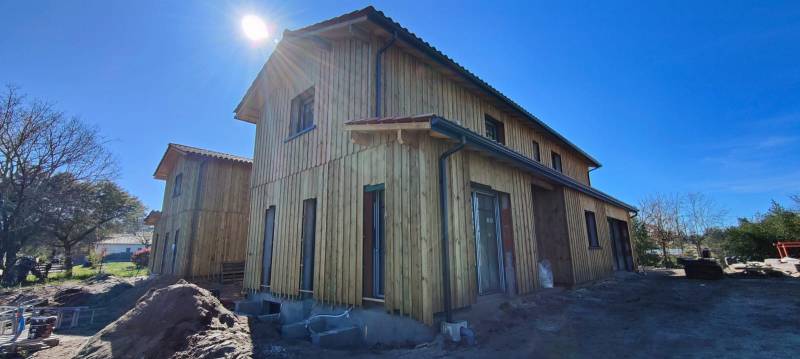 Gouttières Niagara N325, de descentes 60x80 et d’un appui de fenêtre bleu ardoise par des spécialistes à Cazaux
