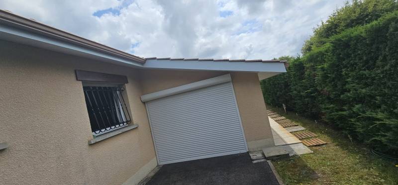 Bandeaux en aluminium pas cher et des sous-faces PVC blancs d’Alu Gouttières Bisca pour ma maison située à Sanguinet