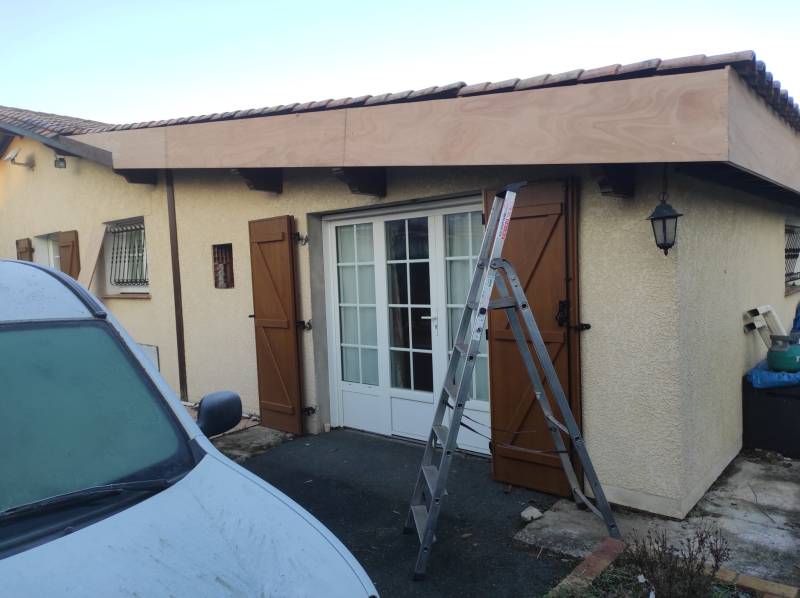 Sublimer votre maison à Cestas en Gironde avec des bandeaux bois chêne doré et des gouttières Niagara