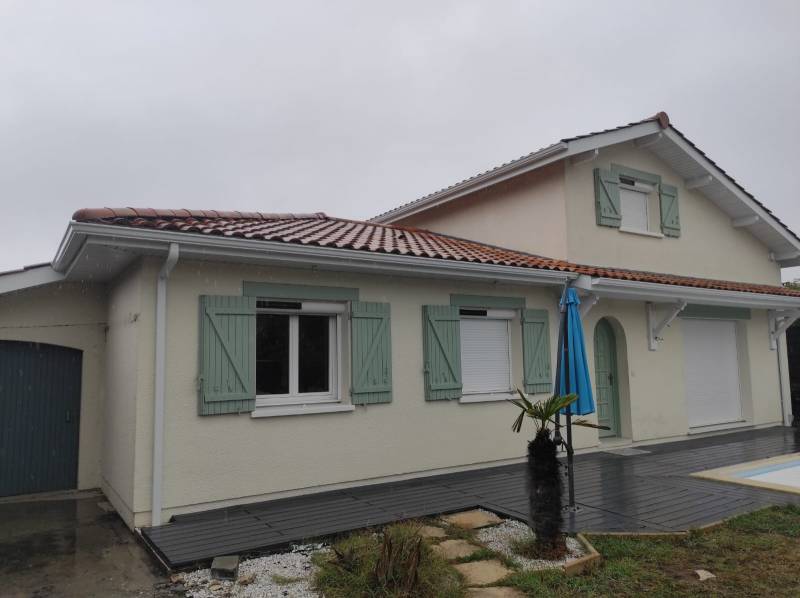 Installation de lambris en aluminium d‘un habillage et des gouttières Niagara avec leurs descentes à Saint-Pierre-du-Mont