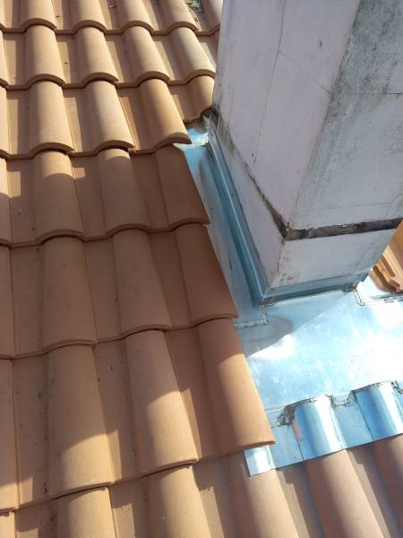 Un entourage de cheminée en zinc sur mesure pour protéger et améliorer l’esthétique de la toiture de votre maison près de Biscarrosse plage