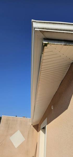 Comment changer une gouttière G300 à angle 90° de couleur blanche à Ychoux