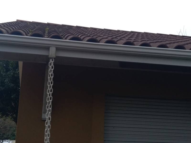 Pourquoi choisir une sous-face PVC blanc, des bandeaux en aluminium blanc, et des gouttières noires N325 à Bias dans les Landes