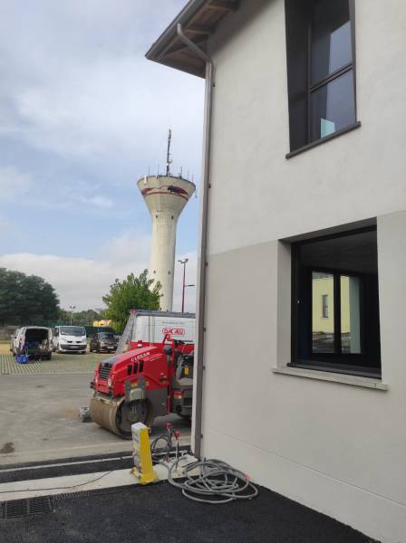 Pose de descentes et de dauphins de couleur bronze de diamètre 80 pour évacuer les eaux pluviales à Parentis-en-Born près de la Gironde