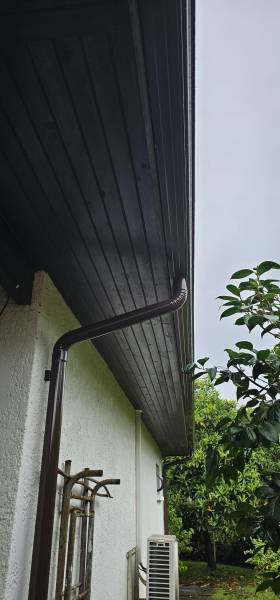 Quels avantages offrent des gouttières n325 de couleur marron avec descentes 80mm installées par Alu Gouttières Bisca par à Mimizan