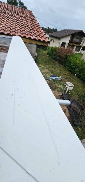 Comment choisir des couvertines en continu blanches sur-mesure pour sublimer un muret à Mimizan