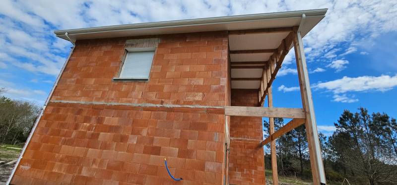 Gouttières corniche traditionnelle G300 avec descentes 60x80, sous-faces PVC et bandeaux en aluminium couleur blanche de qualité à Luë