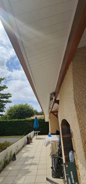 Bandeaux en alu et des sous-faces PVC blancs d’Alu Gouttières Bisca pour ma maison située à Sanguinet dans les Landes