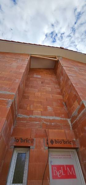 Gouttières corniche traditionnelle G300 avec descentes 60x80, sous-faces PVC et bandeaux en aluminium couleur blanche sur mesure à Luë