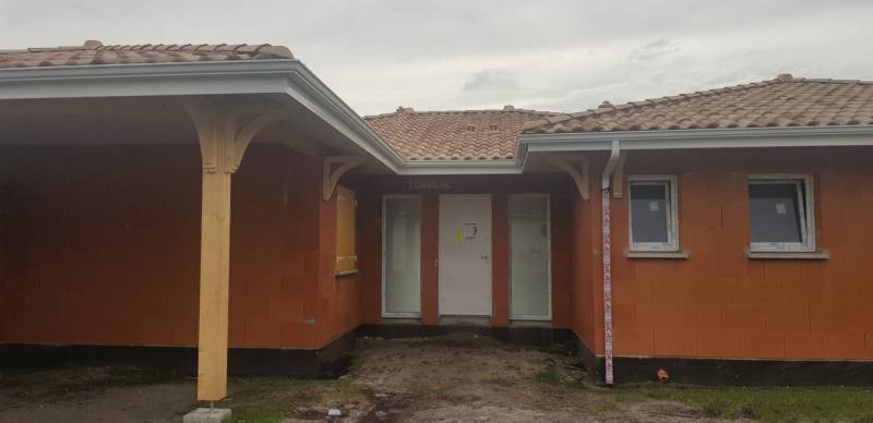 Pose de gouttière et de descente blanches par Alu Gouttières Bisca près d’Orx