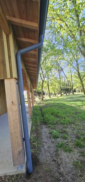 Pourquoi choisir des gouttières San Marco 33 en gris antique et descentes avec diamètre de 100mm à Salles en Gironde