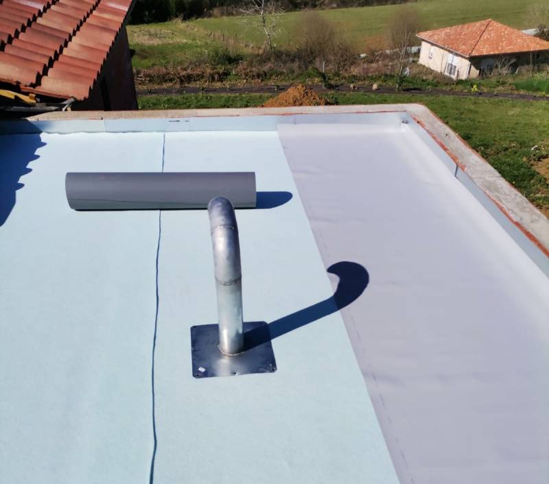 Pose d'un revêtement en membrane PVC pour ce toit terrasse dans les Landes