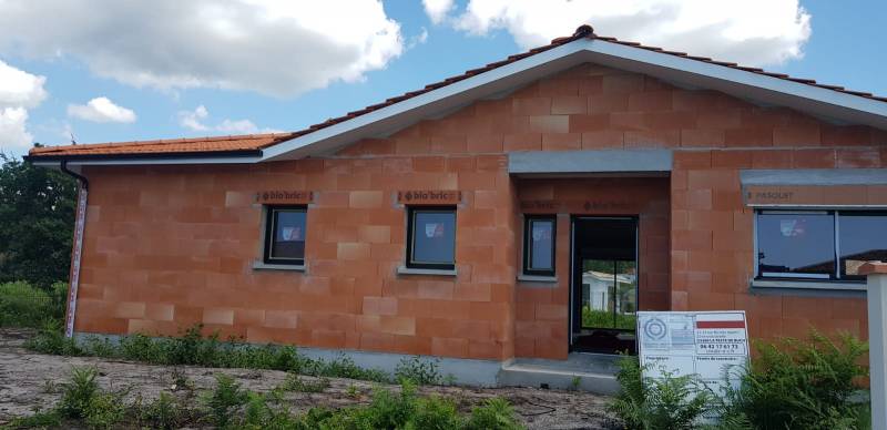 Lambris PVC blanc, habillage aluminium et gouttières noires sur mesure à Biscarrosse