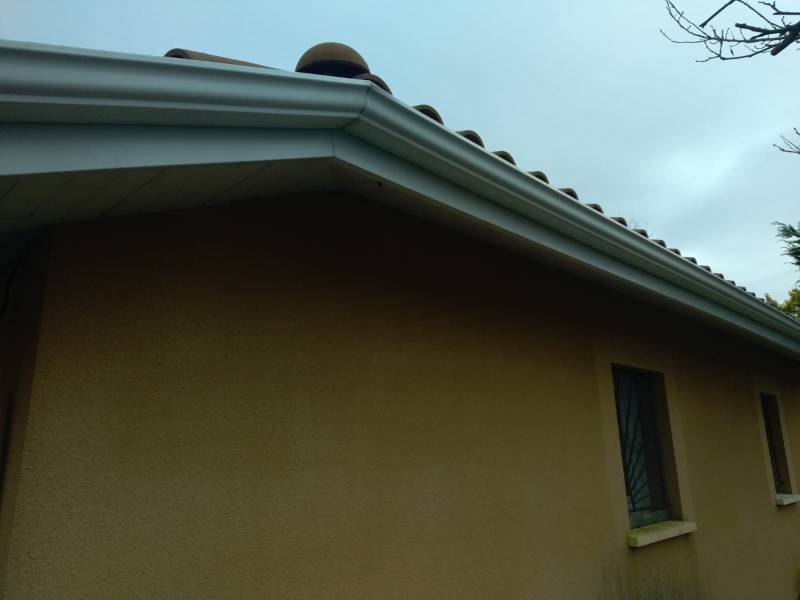 Pourquoi choisir une sous-face PVC blanc sur mesure, des bandeaux en aluminium blanc, et des gouttières noires N325 à Bias dans les Landes