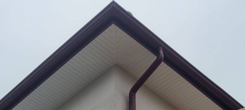 Modernisez votre maison à Biscarrosse avec du lambris PVC blanc de qualité et des bandeaux rouge bordeaux 