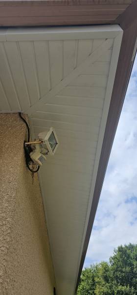 Bandeaux en aluminium et des sous-faces PVC blancs d’Alu Gouttières Bisca pour ma maison située à Sanguinet par Alu Gouttières Bisca