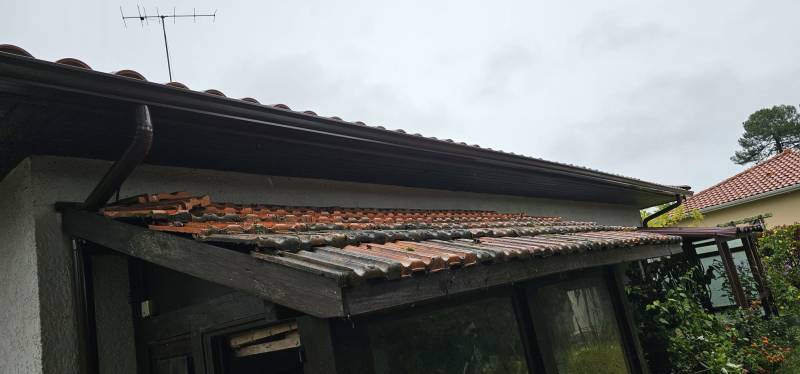 Quels avantages offrent des gouttières n325 de couleur marron avec descentes 80mm installées par AGB à Mimizan